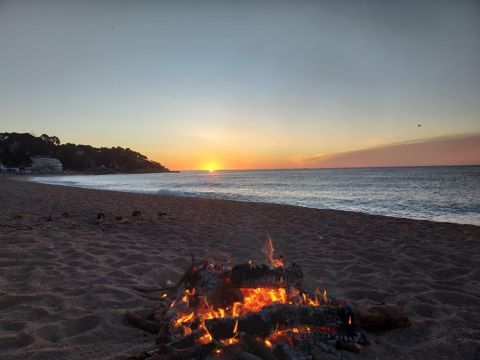 La sortida del sol a la vora del foc